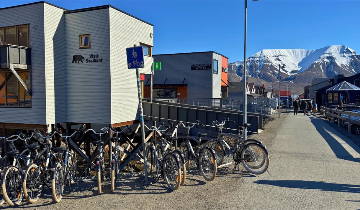 Utleiesykler som står på et sykkelstativ