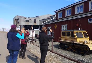 Med bil og til fots: Eksklusiv tilpasset sightseeing i Longyearbyen og nærområdet - Rana Itinerans