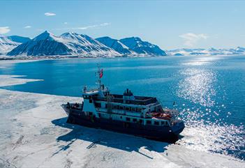 MS Billefjord som seiler langs iskanten