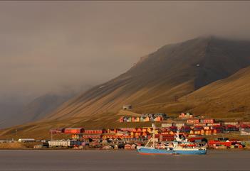 The buildings of Longyearbyen in the evening sun