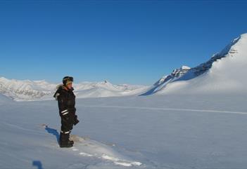 Gjest nyter utsikten på breen, på en snøscootertur