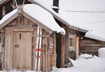 Hovedbygningen på Fangststasjonen sett utenfra om vinteren