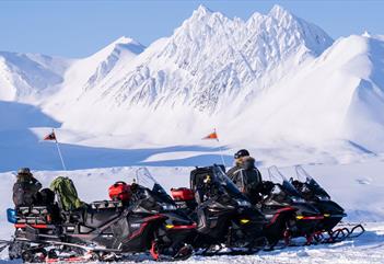 Snøscootersafari til Fridtjovhamna og Van-Mijenfjorden - Svalbard Adventures