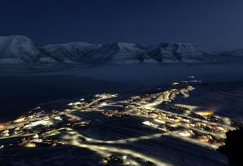 Topptur under nordlyset – Mørketidens magi på Svalbard - Backyard Svalbard