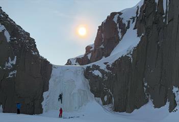 Isklatring og snøscootertur - Backyard Svalbard