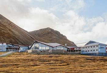 The hotel Radisson Blu Polar Hotel seen from the outside with mountains in the background