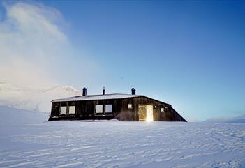 Krekling Lodge i snødekt landskap