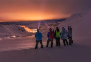 Guests enjoying the view of Longyearbyen in the distance