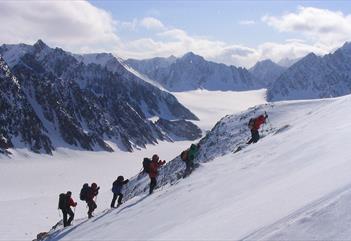 En turgruppe som klatrer opp et fjell