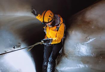 Isgrotte Challenge: Klatre dypere ned i grotta - Svalbard Wildlife Expeditions
