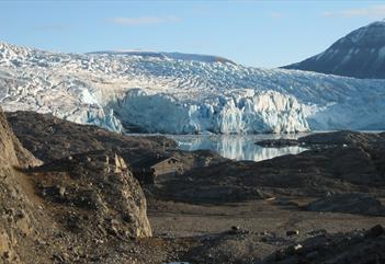 Nordenskiöld Lodge med Nordenskiöldbreen i bakgrunnen