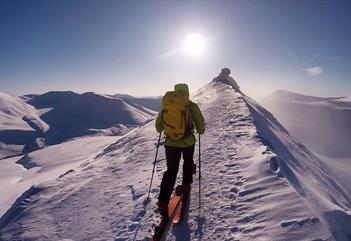 Toppturer i midnattssol på Svalbard - Backyard Svalbard