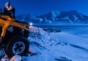 ATV med fjell i bakgrunnen