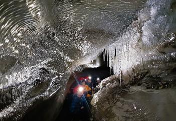 Isgrotte: Fottur og besøk i en isgrotte - Svalbard Wildlife Expeditions