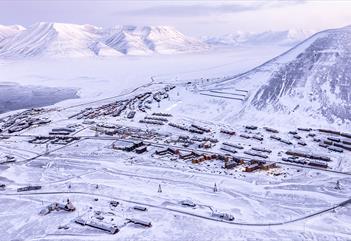 Longyearbyen og nærliggende fjell sett ovenfra om vinteren