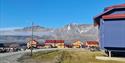 Bygninger i Longyearbyen på en solfylt dag