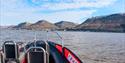 Utsikt mot Longyearbyen fra om bord en RIB båt på fjorden