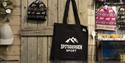 En handlepose med Spitsbergen Sport sin logo på seg