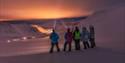 Gjester som nyter utsikten over Longyearbyen i det fjerne