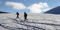 To personer vandrer på breen