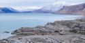 Nordenskiöld Lodge og utsikt mot Pyramiden i bakgrunnen