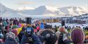 En folkemengde som feirer at sola kommer tilbake til Longyearbyen igjen etter mørketiden