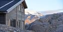 Nordenskiöld Lodge sett fra utsiden med fjell i bakgrunnen