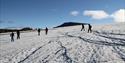 Gruppe av personer som vandrer på breen