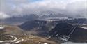 Fjellet Sarkofagen og Longyeardalen sett på avstand
