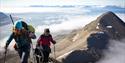 Personer vandrer over skydekket, på toppen av hiortfjellet