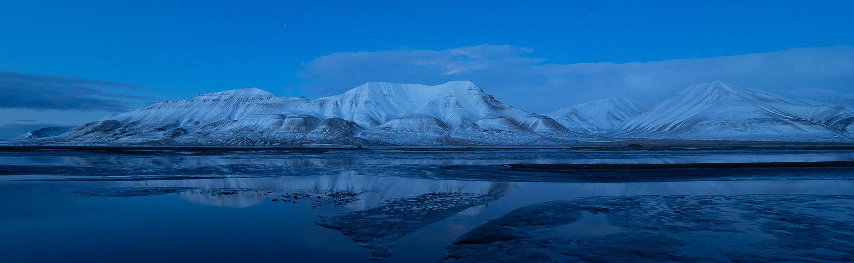Opplev Longyearbyen farget i blått