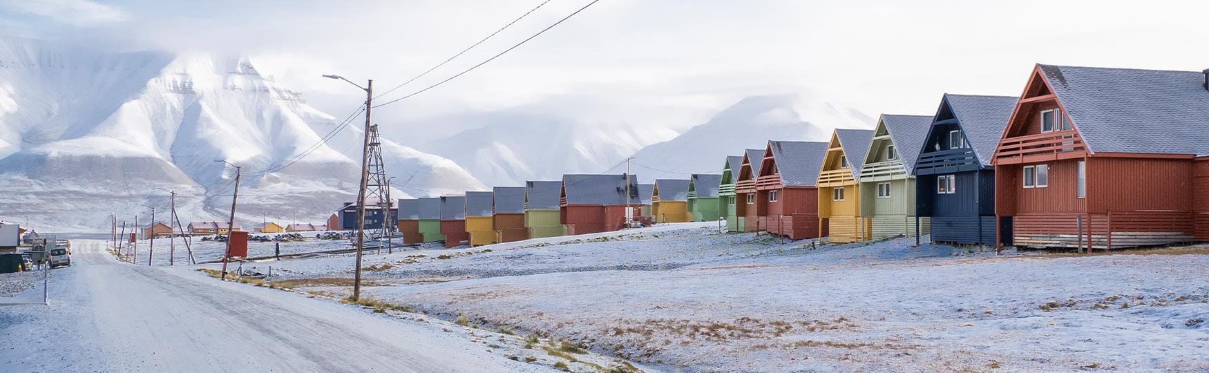Fargerike hus med snødekte tak