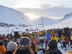 En folkemengde som feirer at sola er tilbake i Longyearbyen igjen etter mørketiden