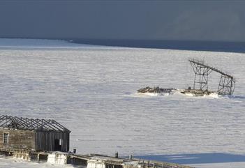 Forlatte bygninger ute i villmarka på Svalbard