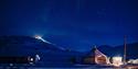 Blått lys i polarnatta over Camp Barentz