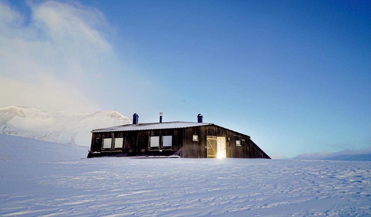 Krekling Lodge i snødekt landskap