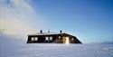 Krekling Lodge i snødekt landskap