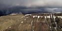 Fjellet Gruvefjellet og det forlatte gruveanlegget Gruve 2 på en overskyet dag