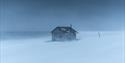 En hytte i snødekt villmark