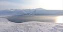 Utsikten mot Longyearbyen fra Linken på en lys vinterdag