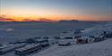 Barentsburg i vinterdrakt og skumring