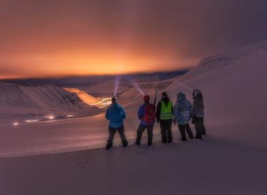 Guests enjoying the view of Longyearbyen in the distance