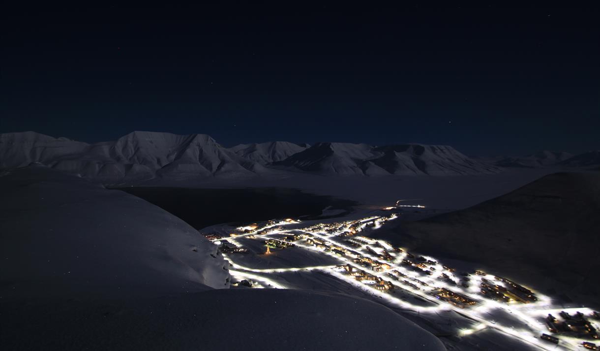 Longyearbyen i polarnatta
