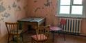 Gamle møbler inni et forlatt bygg i Colesbukta