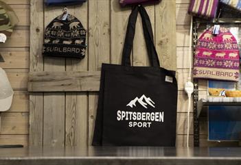 En handlepose med Spitsbergen Sport sin logo på seg