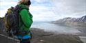 Person ser ut over Adventfjorden fra utsiktspunktet på toppen