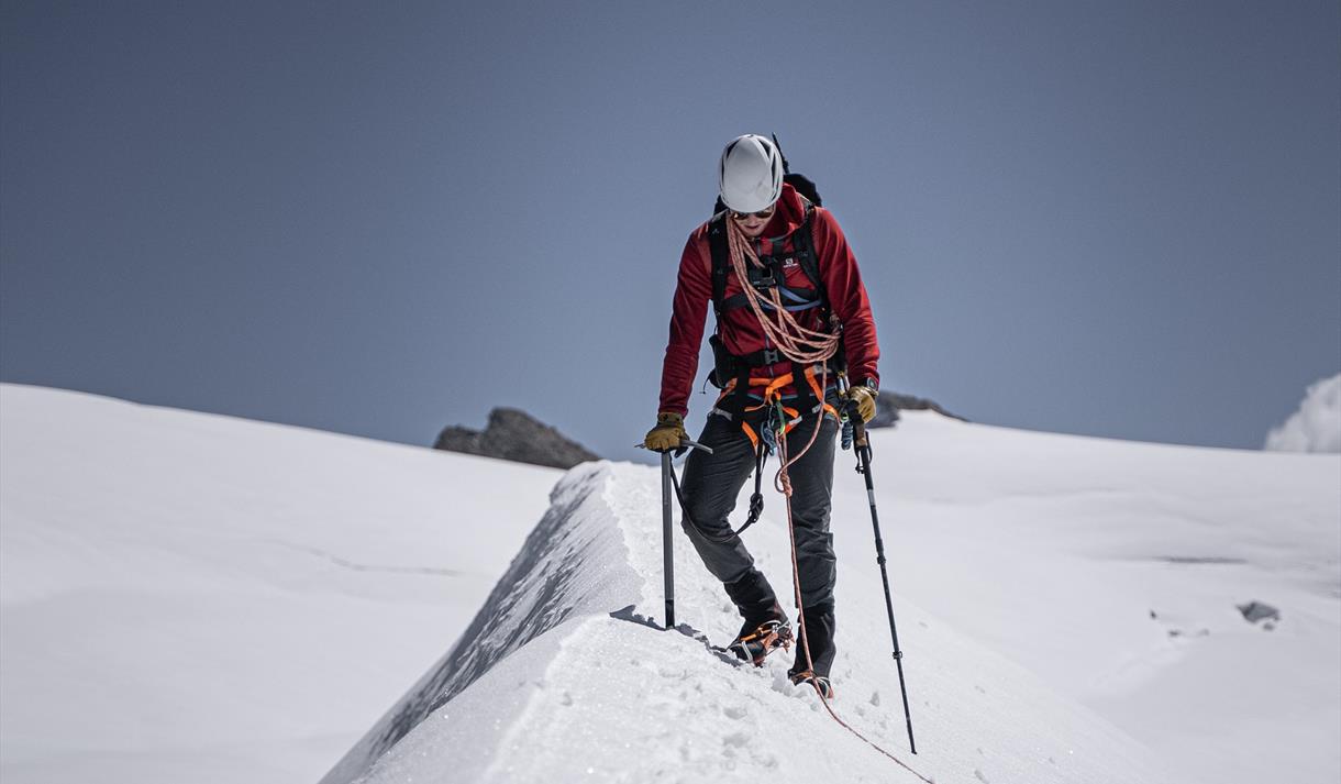 En person med breutstyr som går på en isbre
