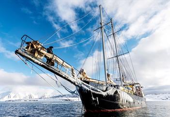 Seiling, dyreliv og isbreer - 5 dager med seiling gjennom de arktiske fjordene – Snowfox Travel