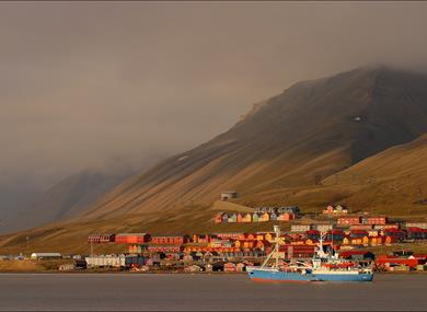 The buildings of Longyearbyen in the evening sun