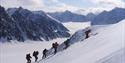 En turgruppe som klatrer opp et fjell